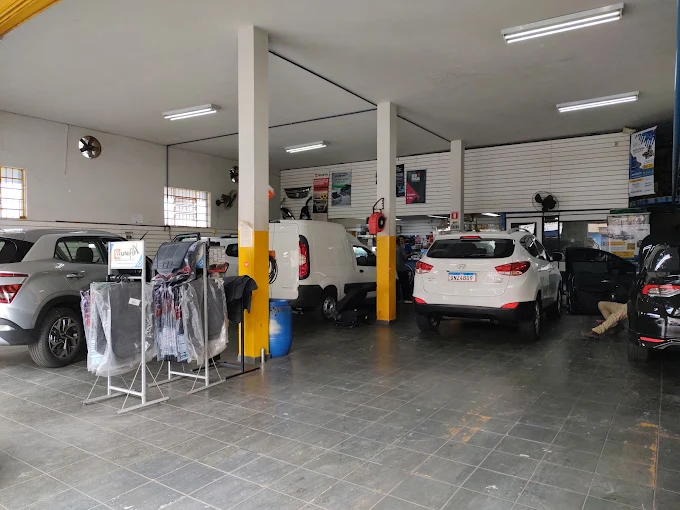 Área interna da oficina e veículos